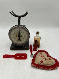 R2 Vintage American Family Scale And Red Heart Pincushion With Accessories