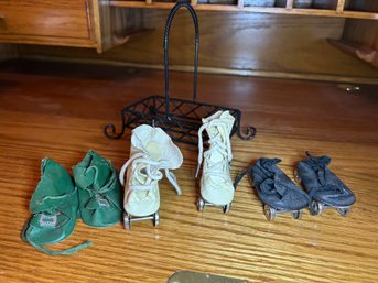 R6 Three Sets Of Tiny Boots, Green Shoes, Cream Colored Roller Skates, Black Roller Skates, Small Black Basket