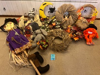 R11 Seasonal Holiday Wreaths And Decor. Please See Photos For More Details