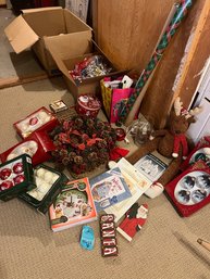 R11 Christmas Ornaments, Wreath, Decor, Wrapping Materials.  Please See Photos For More Details