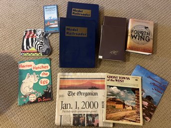 R11 Mixed Lot Of Books, Y2K Newspaper, Model Railroader Magazine E Collections From 1965 And 1967, Map