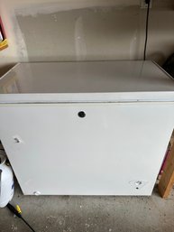 R0 GE Chest Freezer. See Photos For Measurements