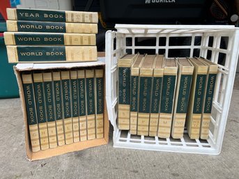 R0 Set Of World Book Encyclopedia Early 1960s