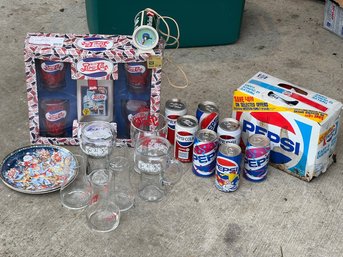 R0 Collection Of Vintage Pepsi Glassware, Cans, Collectors Plates, Seven Up Glasses And Seven Up Clock