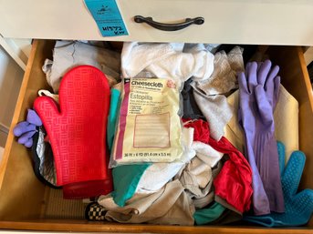 R1 Lot Of Various Kitchen Towels, Table Mats, Mittens, And Kitchen Gloves
