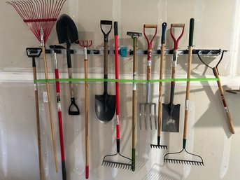 R0 Various Yard Tool Lot To Include, Shovels, Rakes, Weed Cutter, Digging Fork, Garden Spade And More