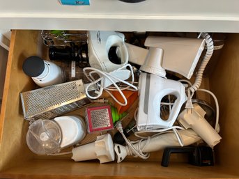 R1 Lot Of Kitchen Appliances To Include, Hand Mixers, Cheese Graters, Knife Sharpeners, Blenders, And More!