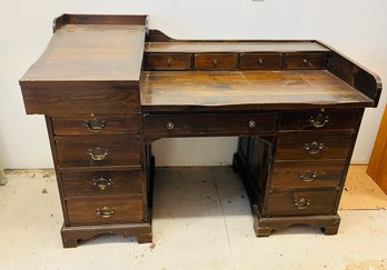 R0 Vintage Sugar Hill Furniture Cobbler Style Work Desk