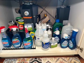R1 Lot Of Kitchen Cleaning Supplies To Include Hand And Dish Soap, Oven Cleaner, Vinegar, Bleach, Windex