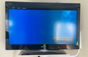R1 Sony KDL-32BX330 32' LCD HDTV W/Remote And Sony Blu-Ray Player With No Power Cord