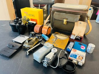 R0 Vintage Camera Cowhide Leather Bag With Accessories Kodak Day Load Tank, Heiland Tilt A Mite, Flash Bulbs