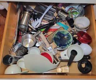 R4 Various Kitchen Utensils And Gadgets To Include Spatulas, Ceramic Bowls, Variable Peeler, Measuring Cups