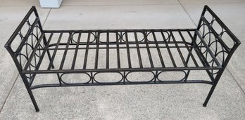 R00 Outdoor Metal Bench