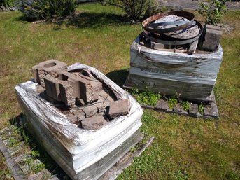 R00 Landscaping Blocks & Fire Pit Materials Lot   Mixed Lot Of Concrete Blocks, Retaining Wall Pieces, And