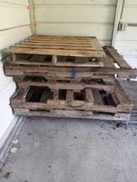 R00  Assorted Wooden Pallets & Metal Panels  Mixed Lot Of Wooden Pallets And Metal Sheets In Various Sizes