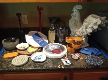 R1 Kitchen Decor Lot To Include Rooster Statue, Star Trek Plate Collection, And More