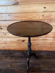 Traditional Mahogany Tilt-Top Pedestal Table
