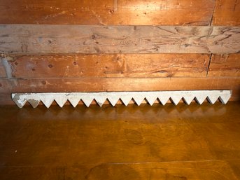 Architectural Salvage 5.6ft White Moulding Shark Tooth Triangular 'Dentil' Moulding