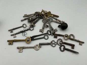 Lot Of Antique Vintage Metal Skeleton Key Keys