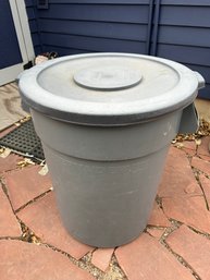 Rubbermaid Gray Plastic Brute Trashcan With Lid