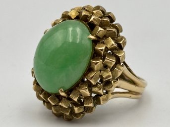 Vintage 18K Yellow Gold Ring With Oval Green Jade Cabchon Ring Women's Ring Size 5.25
