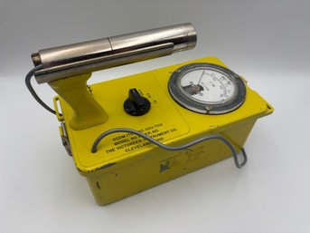 Vintage Victoreen CD V-700 Geiger Counter