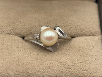 Vintage 10K White Gold With Curltured Pearl & Diamond Ring Size 6 3/4 (2.33g)