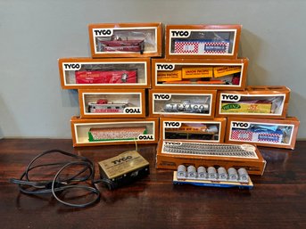 Lot Of HO Scale Tyco Model Train Cars Cabooses, Etc