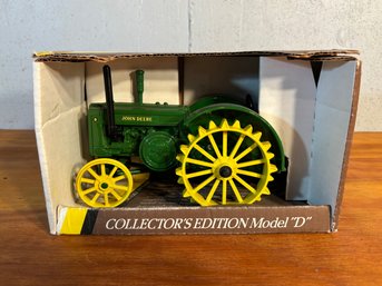 John Deere Die Cast 1953 Model 'D' Tractor Model # 5596 1/16 Scale Made By Ertyl