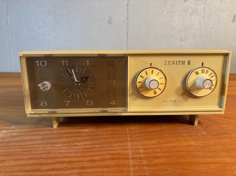 Zenith Model 2340352 MCM Mid Century, 50's Alarm Clock Radio