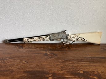 Vintage Hubley Scout Rifle Cap Gun Play Rifle (cracked)