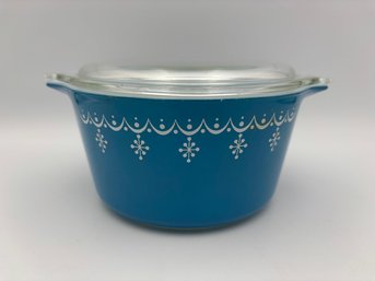 Vintage 1.5 Qt PYREX Snowflake Garland Blue #473