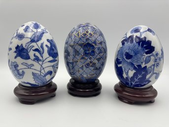 Lot Of 3 Vintage Porcelain Ceramic Blue And White Decorative Eggs On Porcelain Stands 5'
