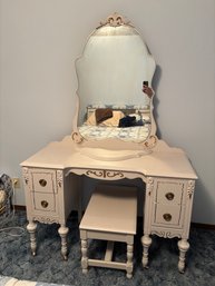 Antique White Painted Make-up Bedroom Vanity With Bench