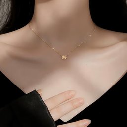 Elegant And Simple Lucky Clover Pendant Necklace