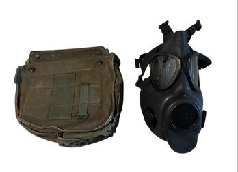 US Military M17 Series Gas Mask With Carrying Bag