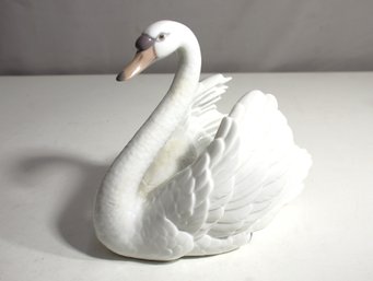 Lladro Handcrafted Porcelain Swan Figurine