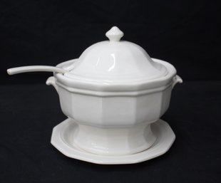Elegant 9.5' White Porcelain Tureen With Lid And Matching Underplate  Classic Octagonal Design