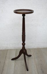 Sheraton Style Mahogany Tone Display Pedestal