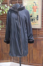 Vintage Drizzle All-Weather Coat With Faux Fur Trim  Elegant & Practical  Size 8