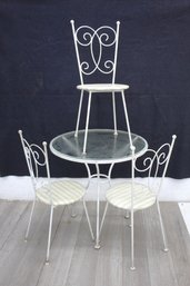 'Charming Wrought Iron 4-Piece Patio Set - Vintage Style'