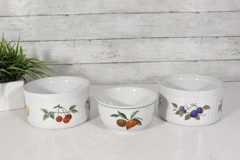 Royal Worcester Evesham Porcelain Ramekins  Fruit Pattern  Assorted Sizes (Set Of 3)