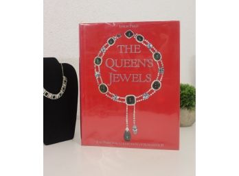 The Queen's Jewels: The Personal Collection Of Elizabeth II By Leslie Field