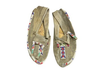Vintage Pair Of Handmade Indian Moccasins Beaded Leather