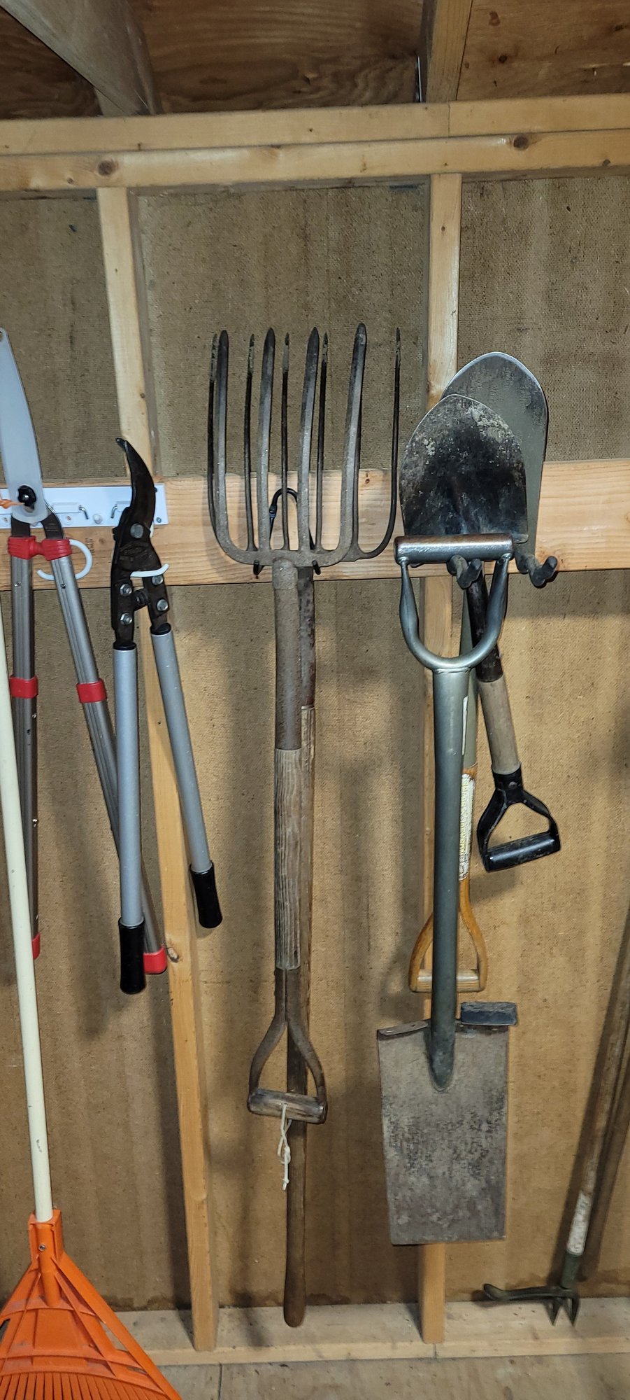 Nice Assortment Of10 Yard Tools: 2 Rakes, 3 Pruning Tools, 2 Pitch ...