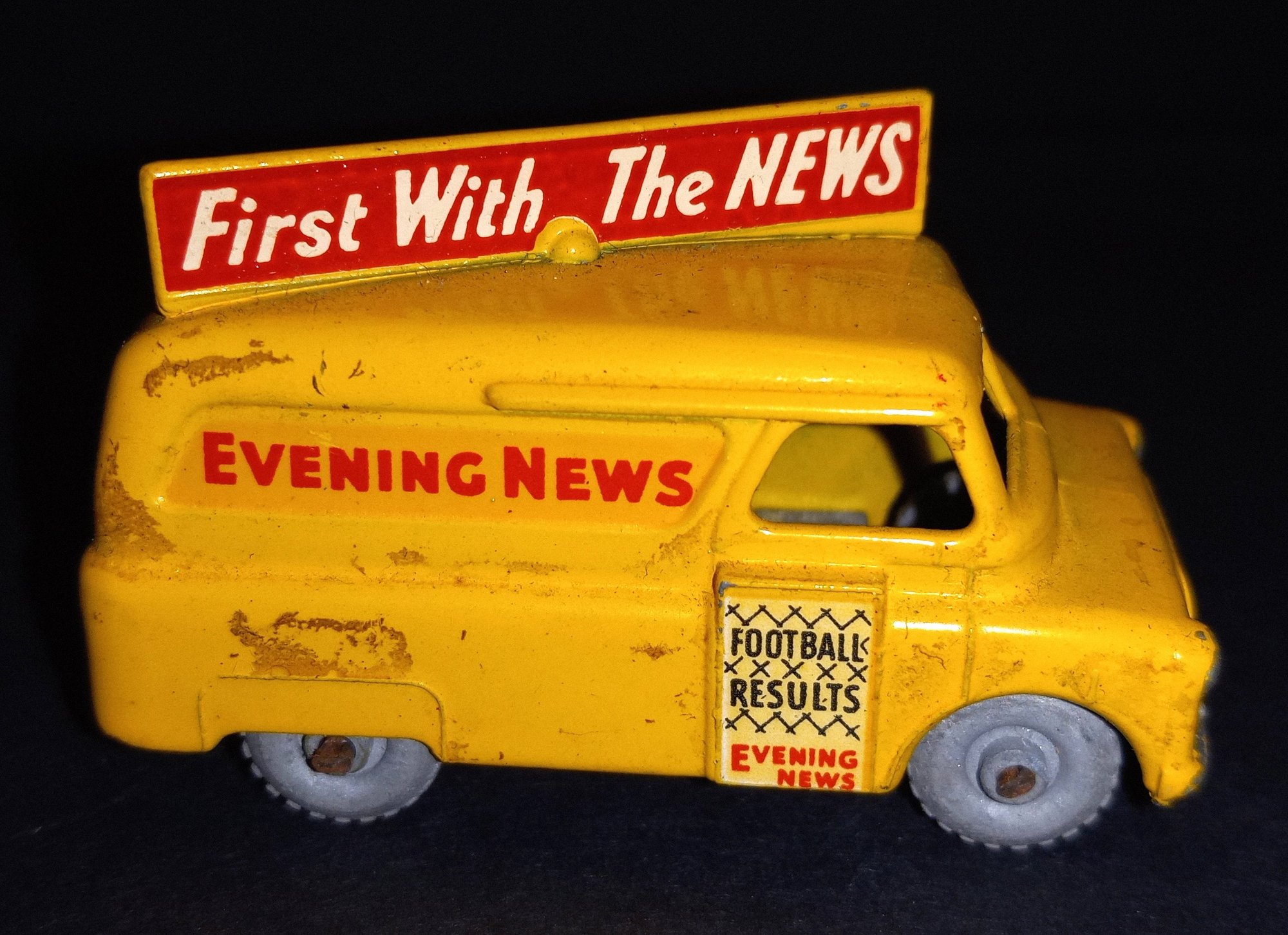 ORIGINAL VINTAGE MOKO Lesney Matchbox 42a - Bedford Evening News Van
