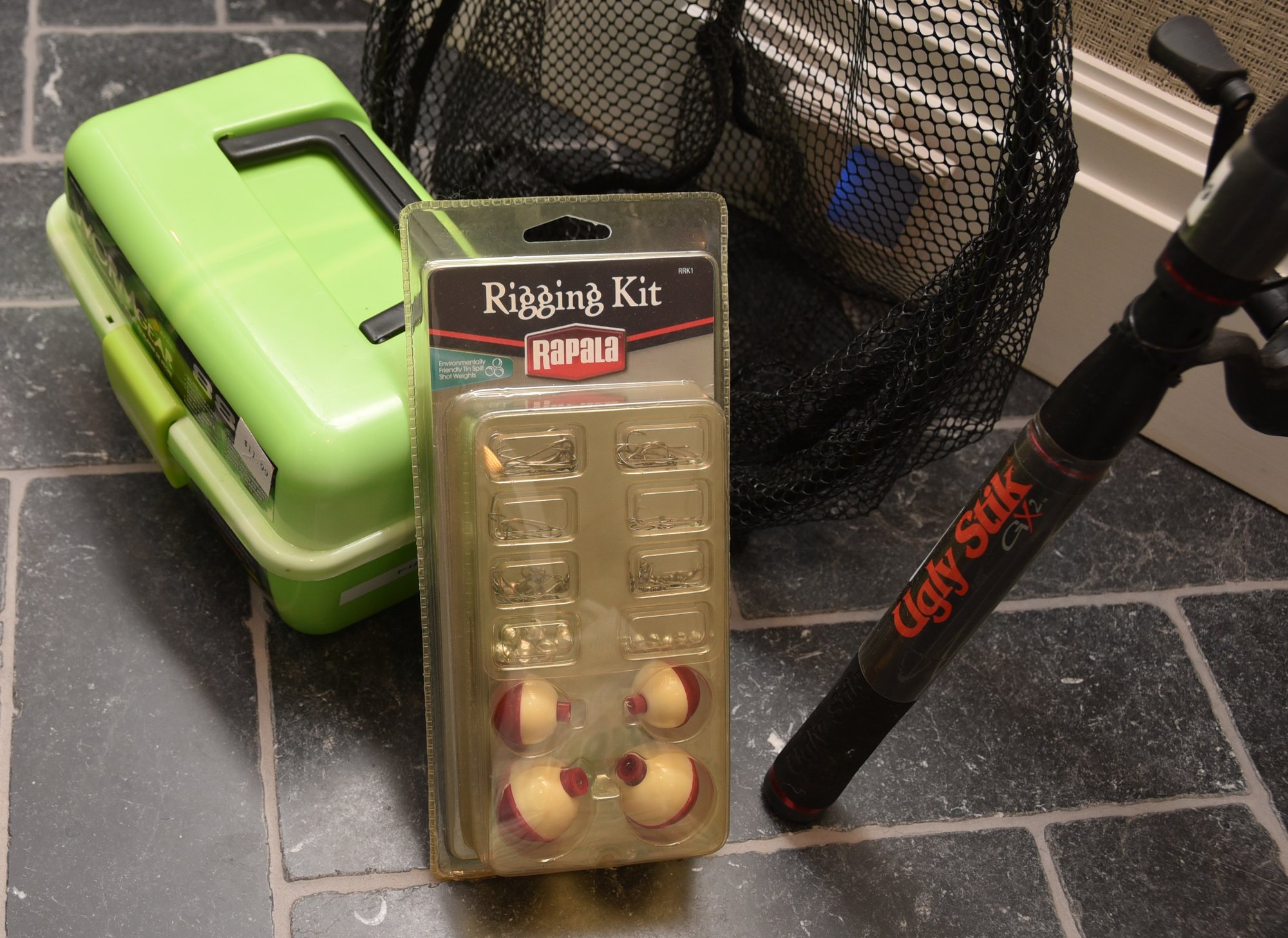 (3) Ugly Stix GX2 Beginner Fishing Rods With Net, Rigging Kit And Worm