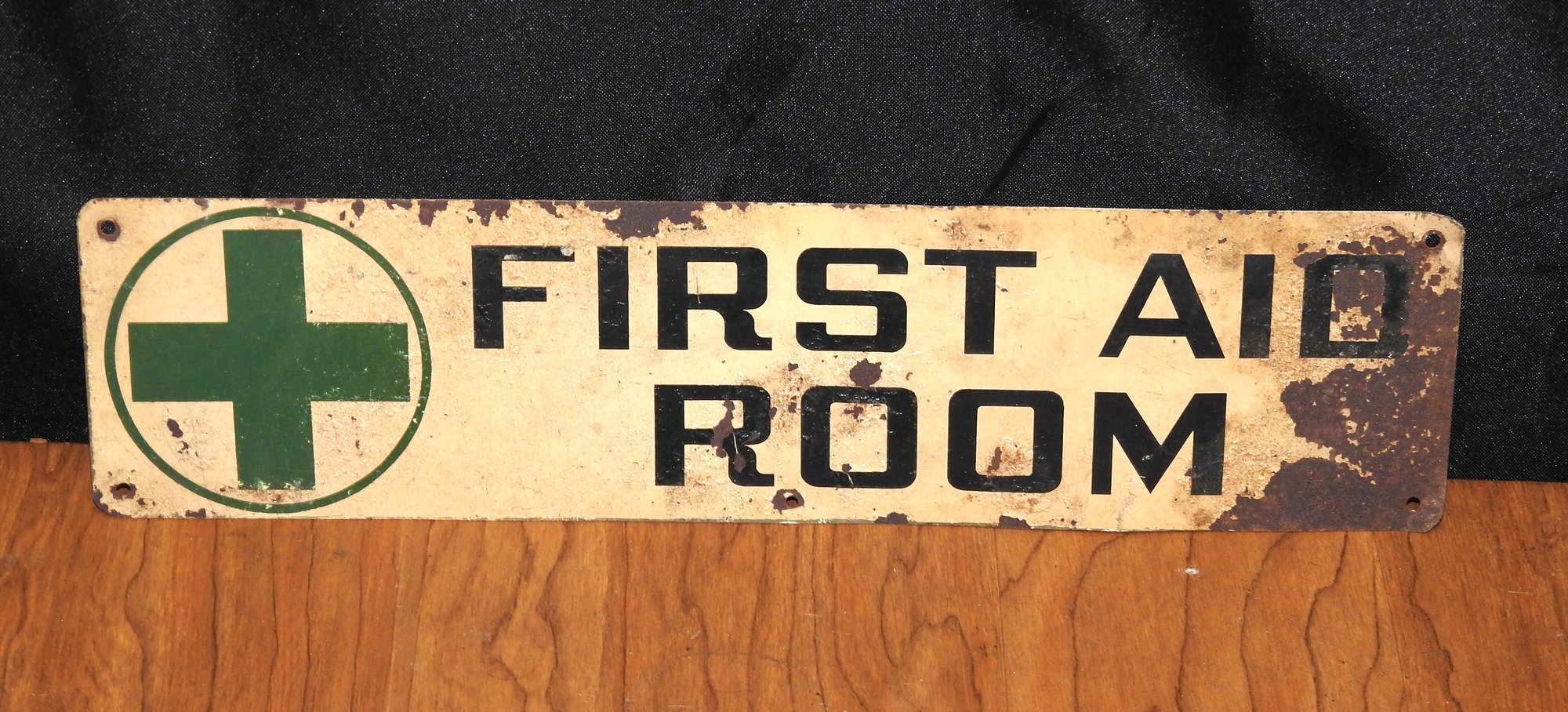 Vintage Metal First Aid Room Sign #40798785 | Auctionninja.com