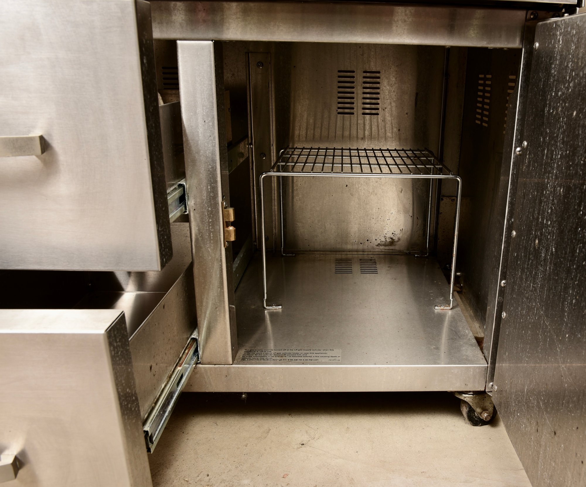 M Professional Grand Hall Propane Barbecue Grill (Model No