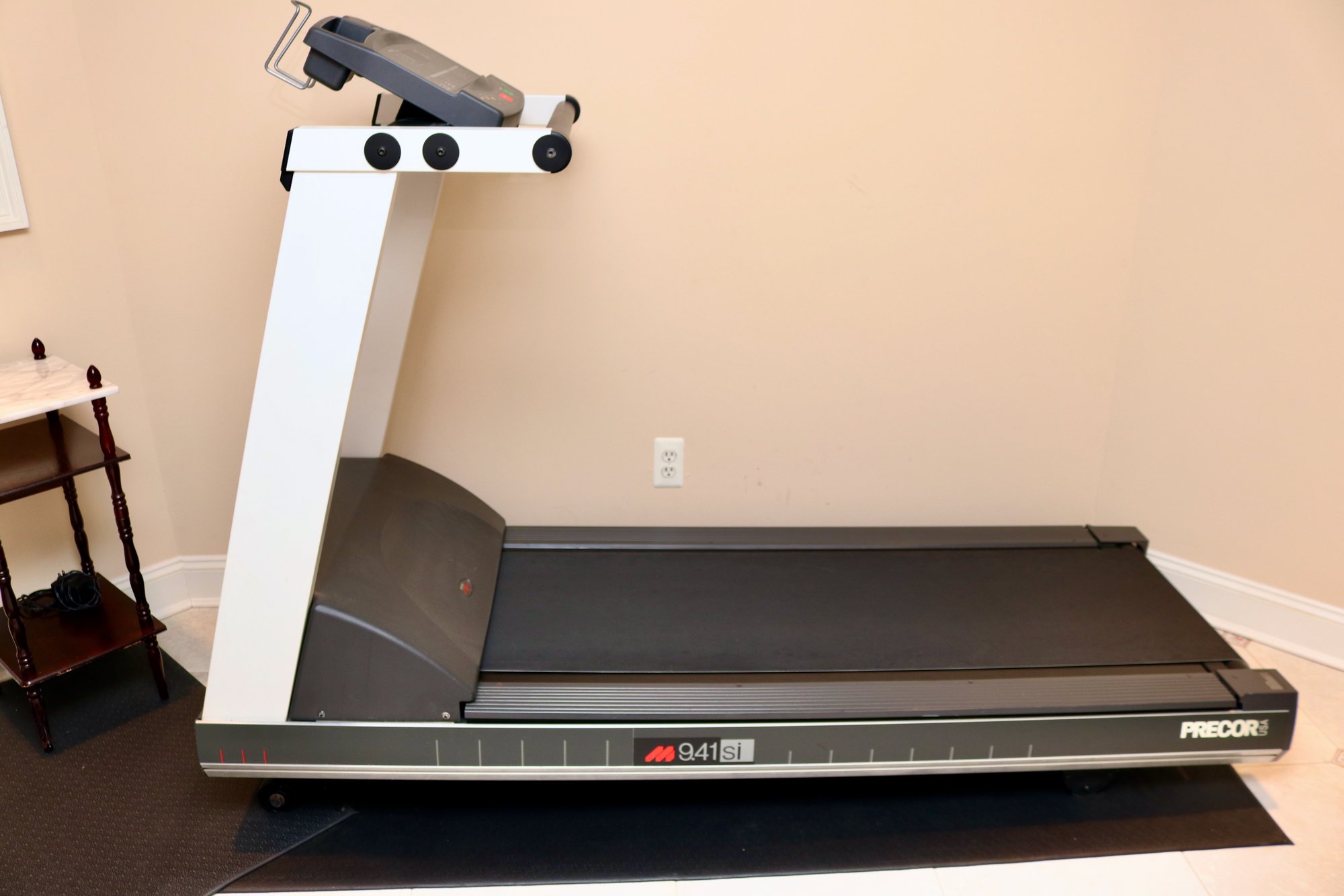 Precor USA M9.41si Treadmill #2094632 | Auctionninja.com